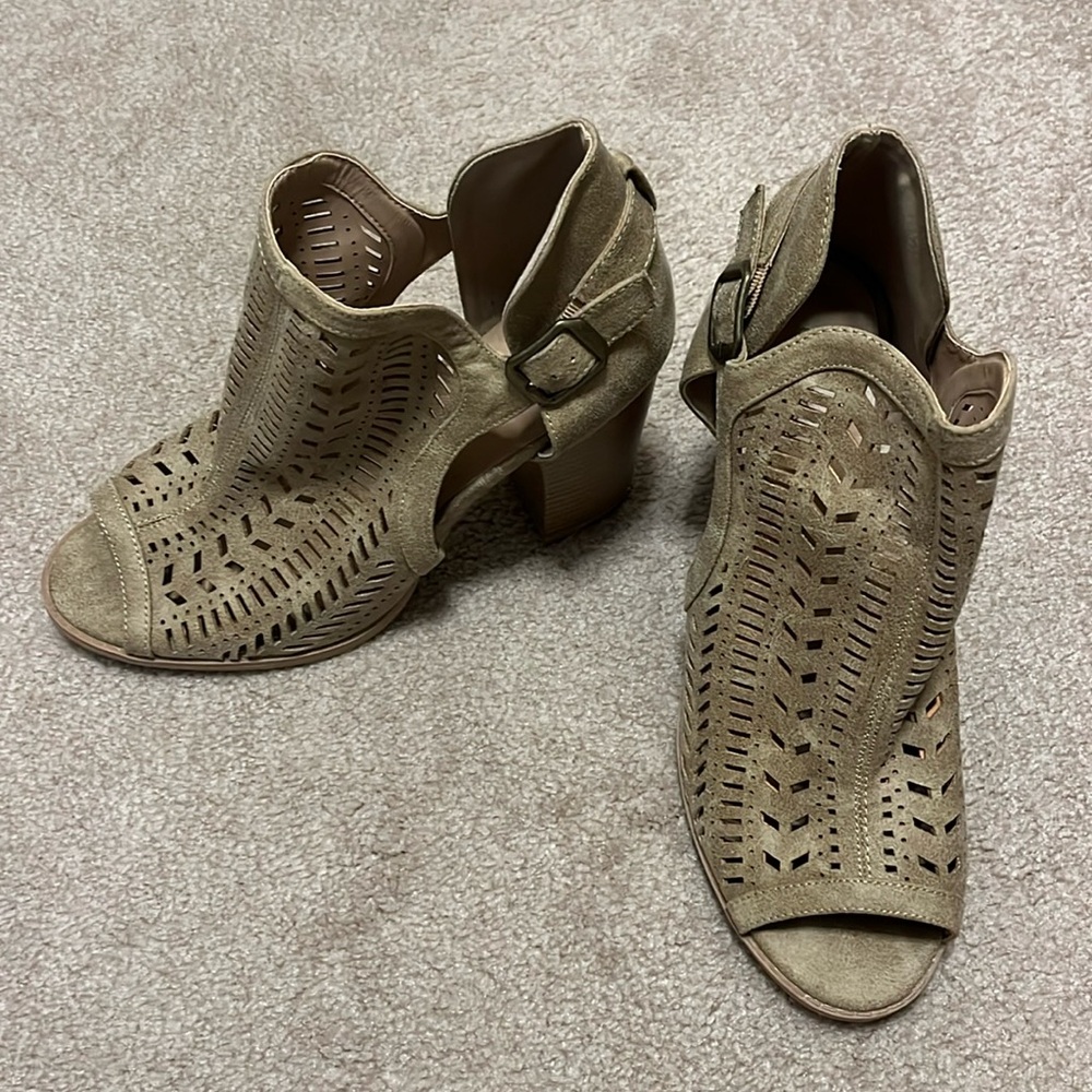 Cute tan heeled boots!